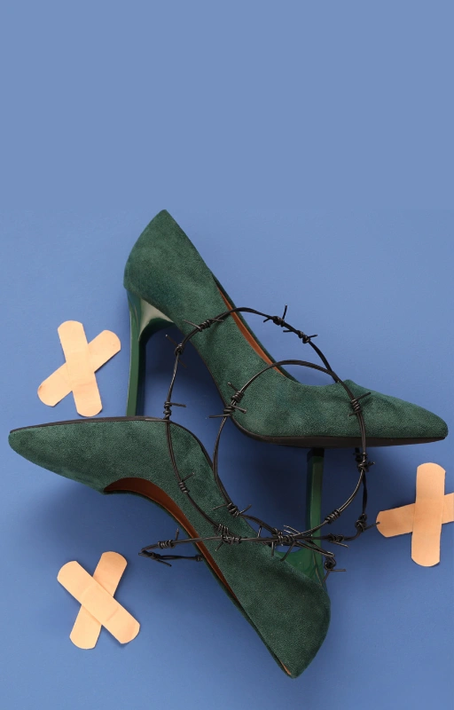 کفش پا را می‌ زند