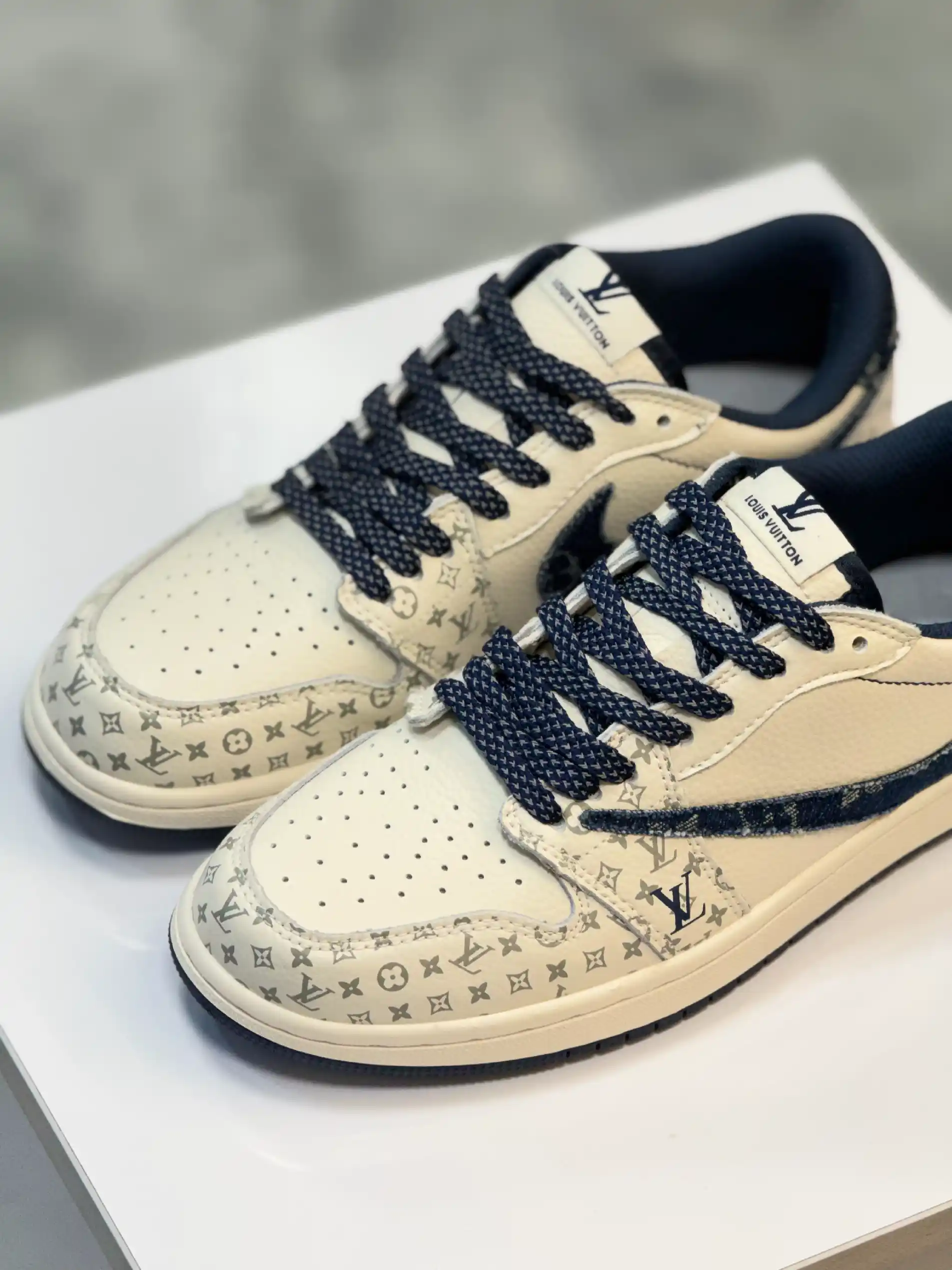 Air jordan 1 Low Travis Scott LV 2 - Image 3