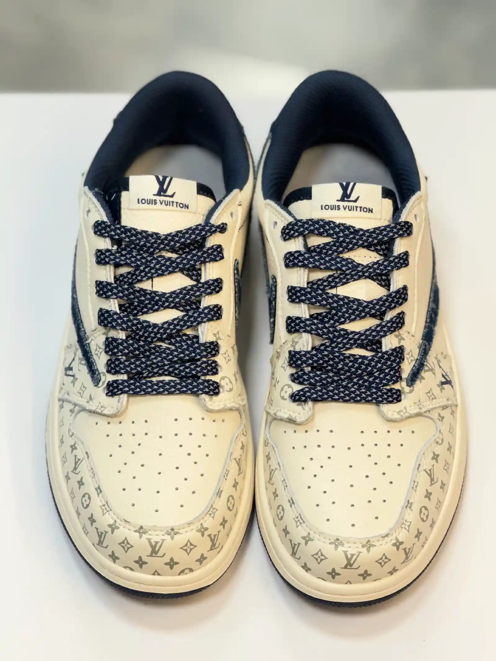 Air jordan 1 Low Travis Scott LV 2 - Image 2
